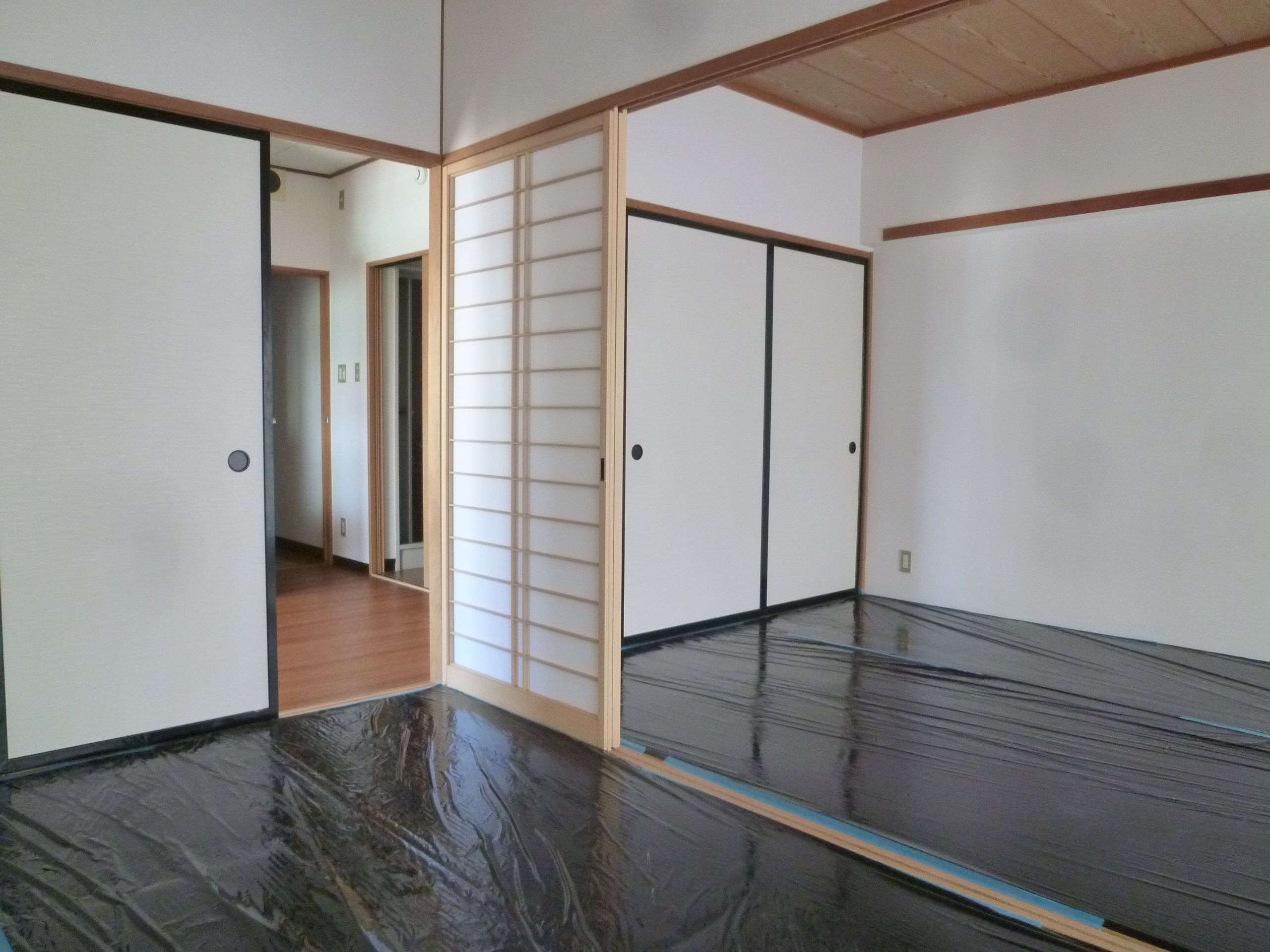 Living and room.  ※ It covered with tatami sunburn prevention sheet