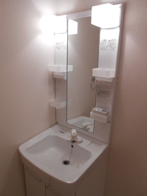 Washroom. Separate vanity ・ Indoor Laundry Area equipped