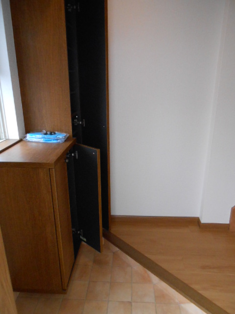Entrance. Ceiling height shoe box ・ Small storage shelves there