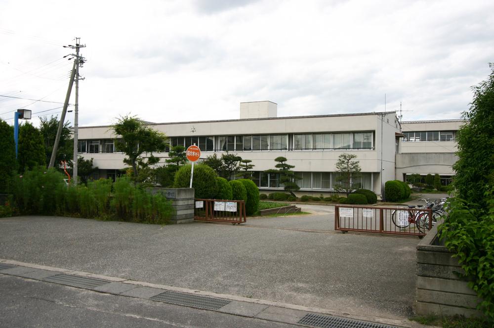 Junior high school. 946m until the Matsumoto City Nobuaki junior high school