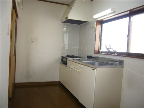Kitchen. 2-neck with gas stove.