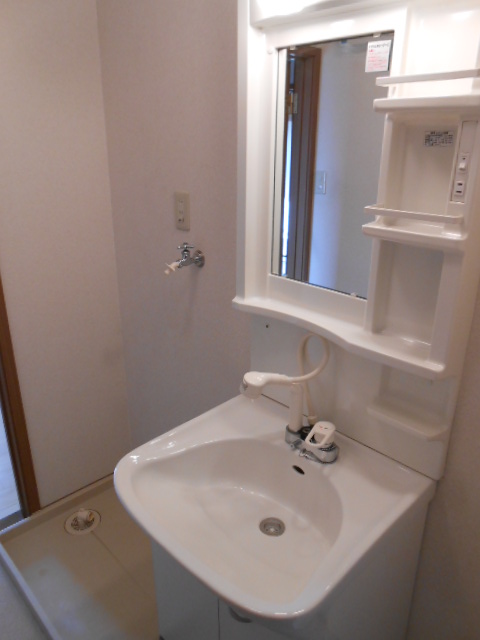 Washroom. Vanity shower ・ Indoor Laundry Area