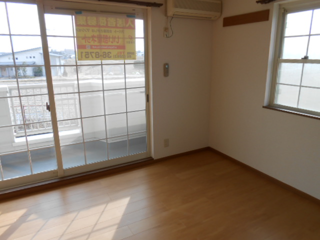 Living and room. There ventilation lighting window south room (on the west side ・ Air-conditioned)