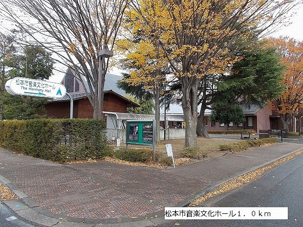 park. 1000m until the Matsumoto City Music Culture Hall (Park)