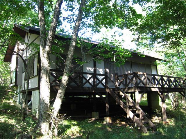 Local appearance photo. Building exterior from the south terrace. Vegetation is rich good sections of the enclosed feeling to green. It is a good location properties of walk about 7 minutes to the villa management office.