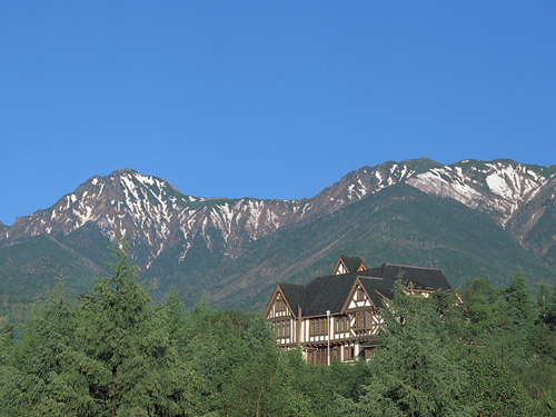 View photos from the local. Symbol of the sea of ​​mouth nature Township Yatsugatake cottage. TV drama is a European-style building, which also became the stage of the "Welcome to the Plateau". Thing was relocated the original Marquis Yoshichika Tokugawa's mansion. 