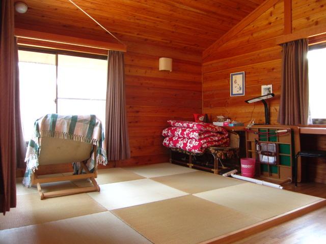 Non-living room. Room that has been renovated to the tatami room. Day is good in the three planes lighting of the south east and west.