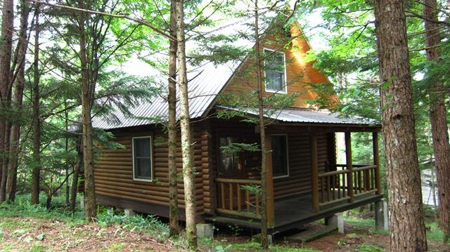 Local appearance photo. Log house is located quietly in the softwood