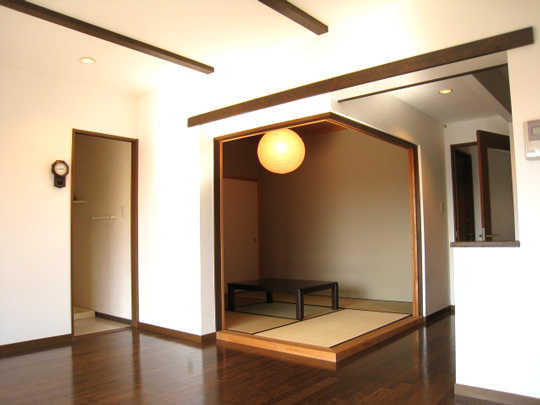 Living. Japanese-style room leading to the floor of the living room. It is clean and easy-to-use floor plan.