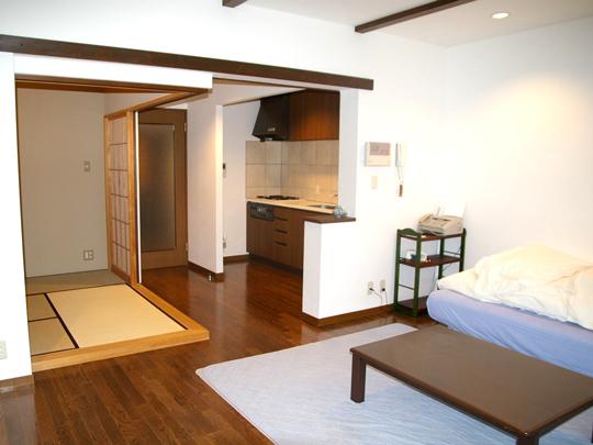 Living. Far left: Japanese-style room. Right back: Kitchen.