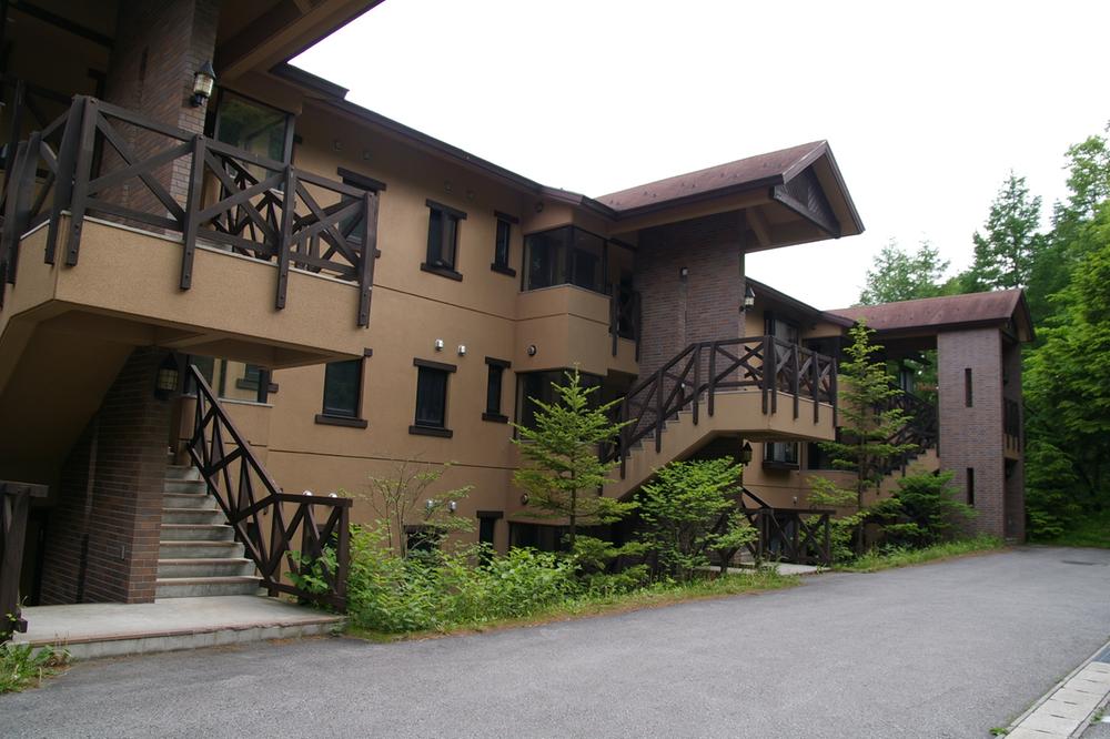Local appearance photo. Conveniently located apartment in a 5-minute walk from the mouth natural township management office of the sea. Appearance of calm atmosphere in one building three-story.