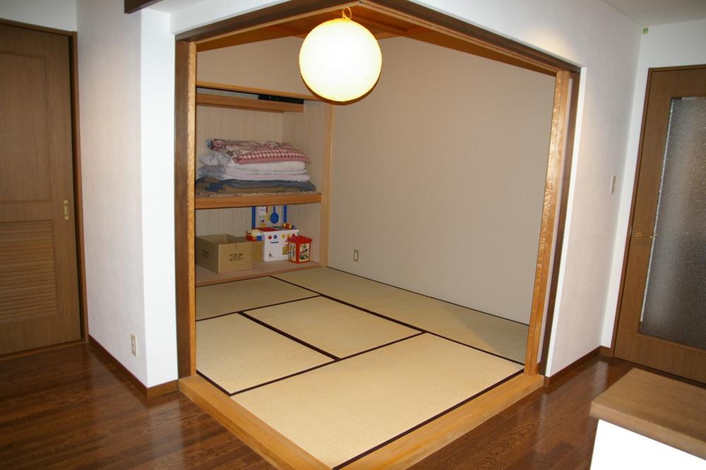 Non-living room. Japanese-style room that leads to the living room. There are digging your stand.