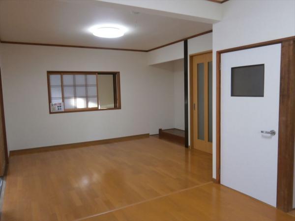 Non-living room. The view from the Western to the Japanese-style room