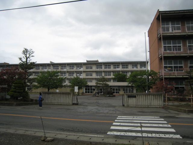 Junior high school. 1400m until the Municipal northeast junior high school (junior high school)