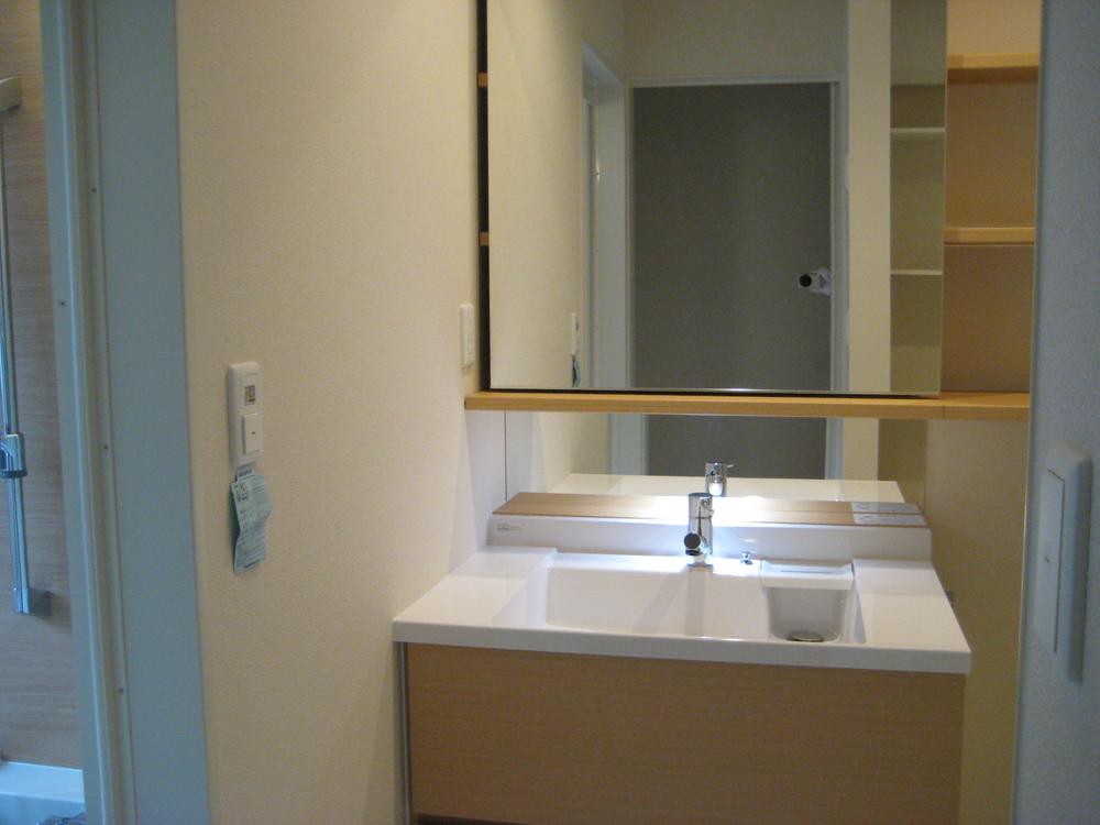 Wash basin, toilet. Is plenty of storage and to slide the mirror