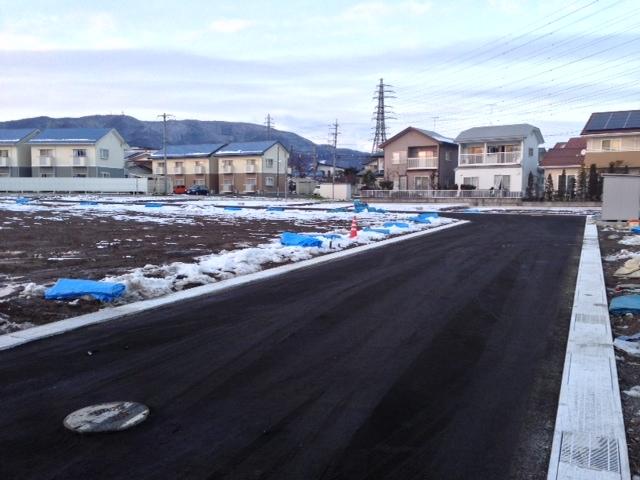 Local photos, including front road. Nagano Electric Railway "Chaoyang Station" near