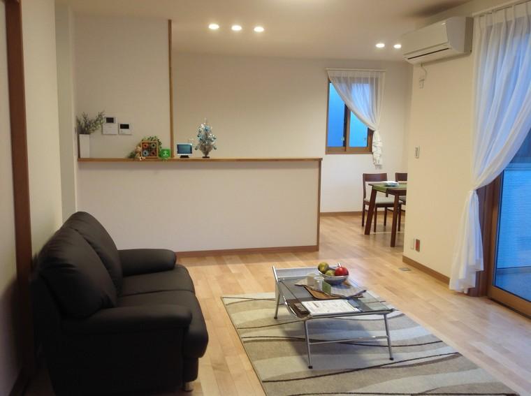 Living. Spacious living and, Chaoyang is firmly plugged dining. It is a space where nature and family gather. It overlooks until LDK and the Japanese-style room from the kitchen. (38-9 No. land LDK interior photos)