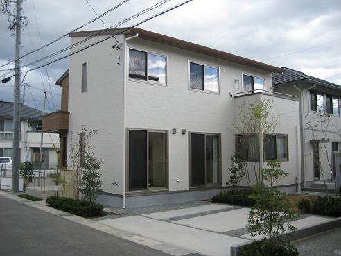 Local appearance photo. Outer wall is a stylish impression in a two-tone white and brown. The roof is equipped with solar power generation of about 4kW. (38-9 No. land exterior photos)