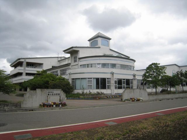 Primary school. City Midorigaoka up to elementary school (elementary school) 2700m