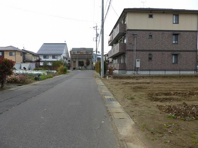 Local photos, including front road. A quiet residential area