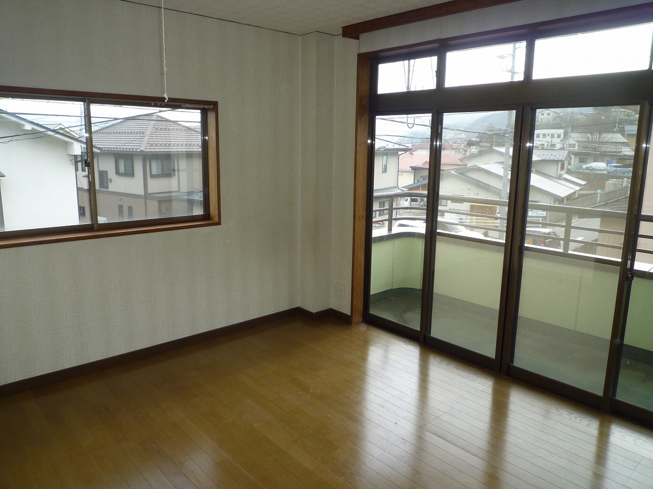 Living and room. Reversal type of corner room (there is no side window)