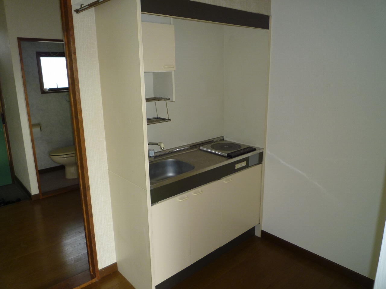 Kitchen. Reversal type of corner room (stove is electric stove)