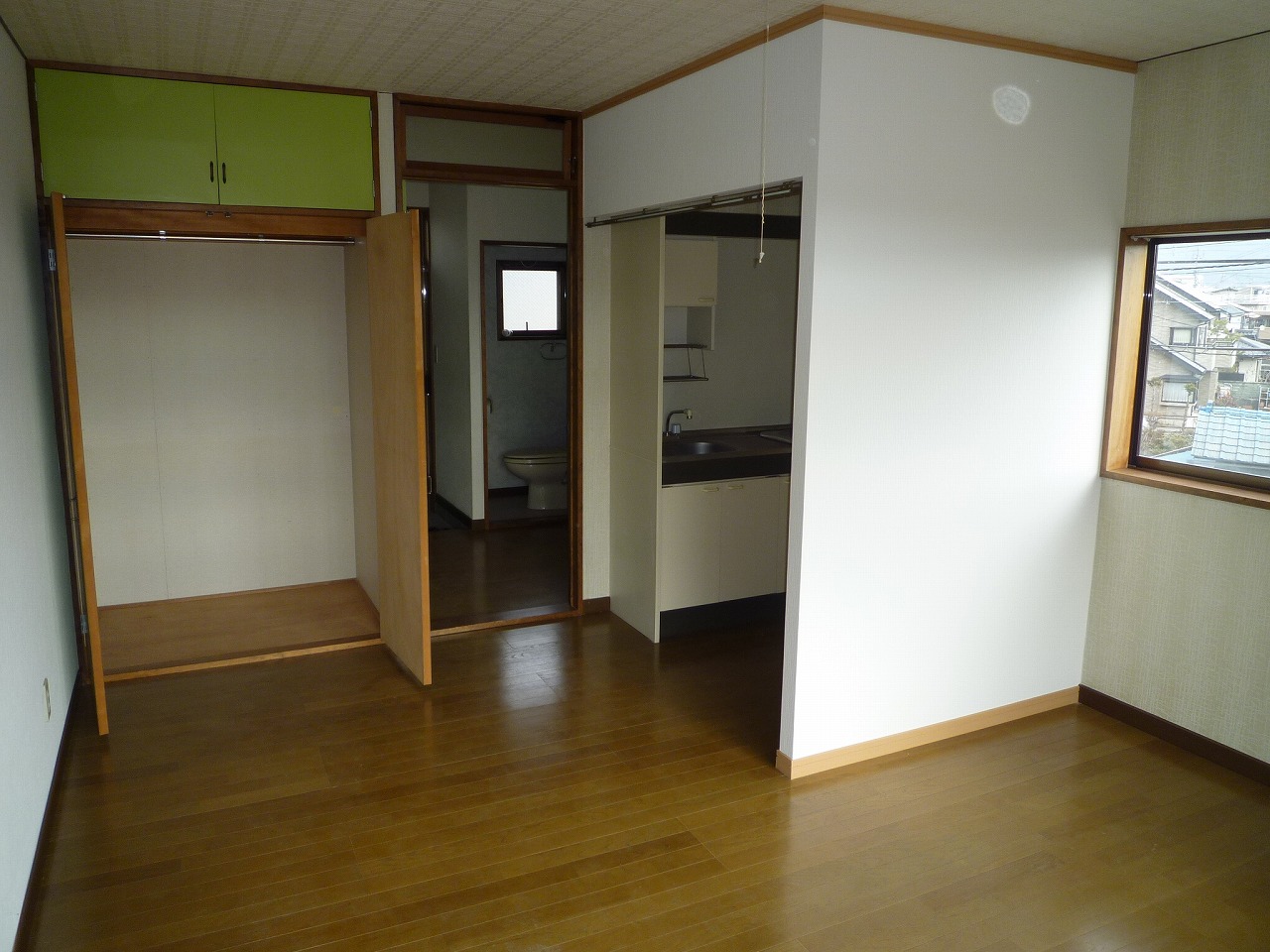 Living and room. Reversal type of corner room (there is no side window)