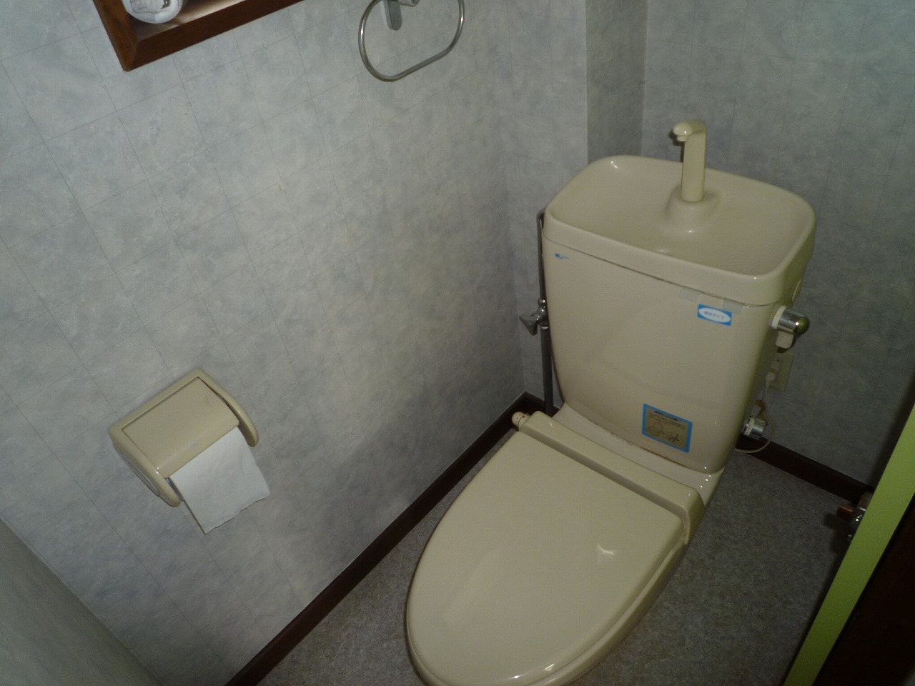 Toilet. Corner room of the inverted type