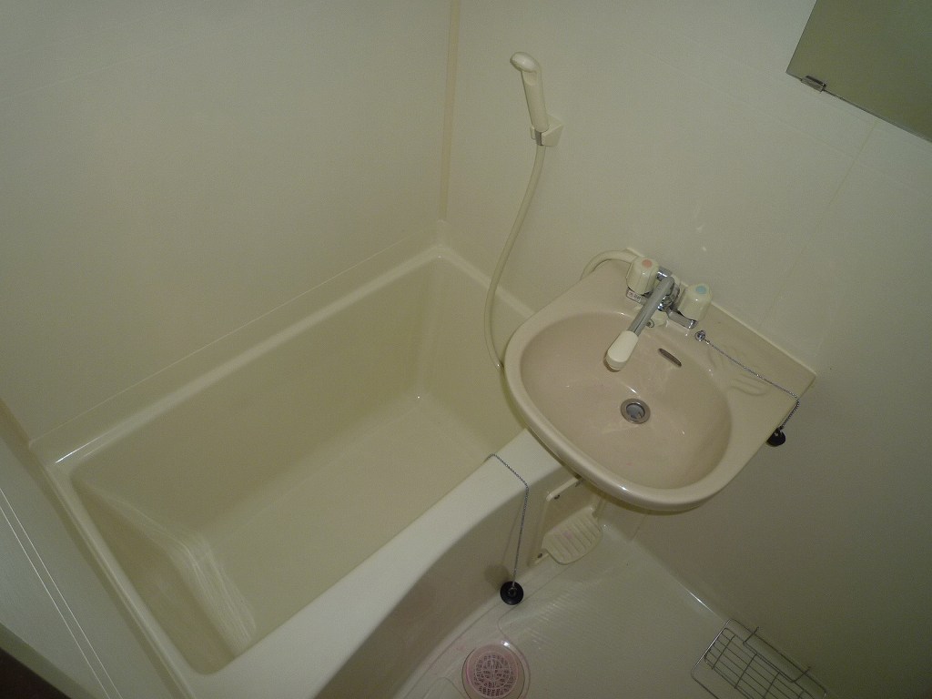Bath.  ※ Photo 105, Room