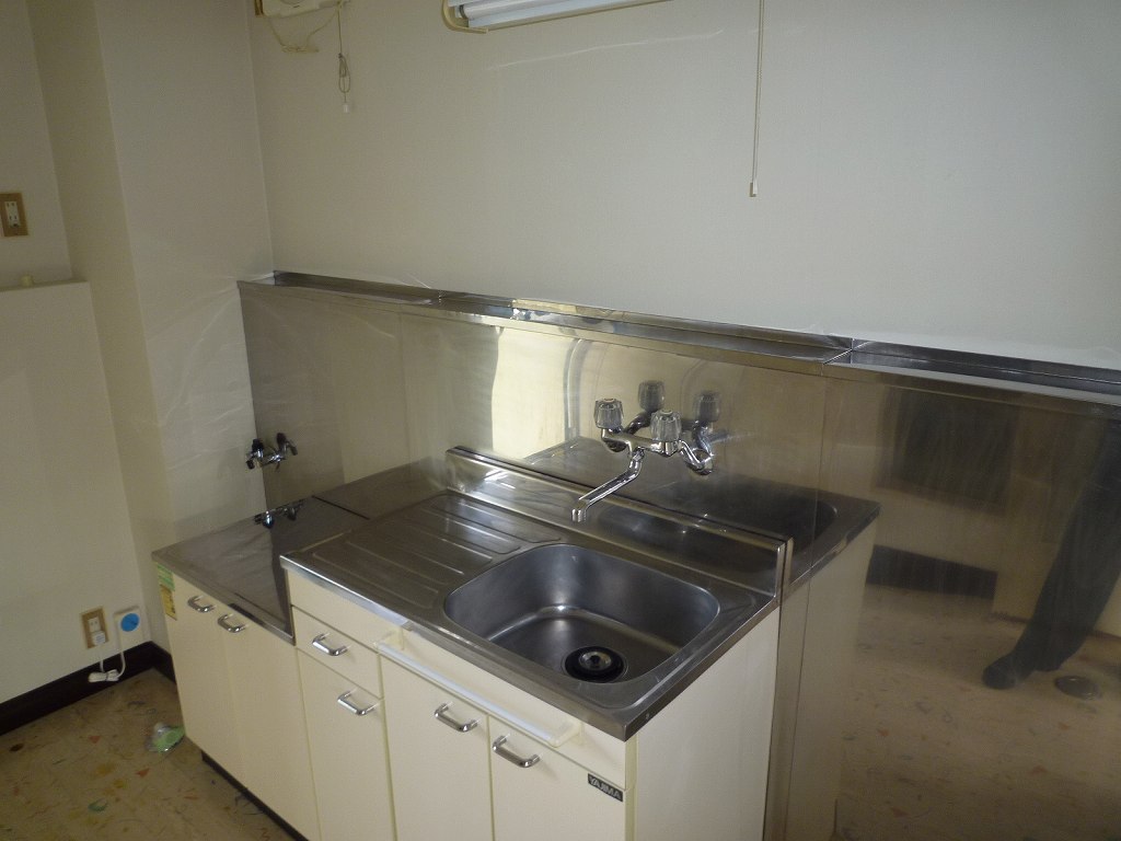 Kitchen.  ※ The photograph is a 107, Room