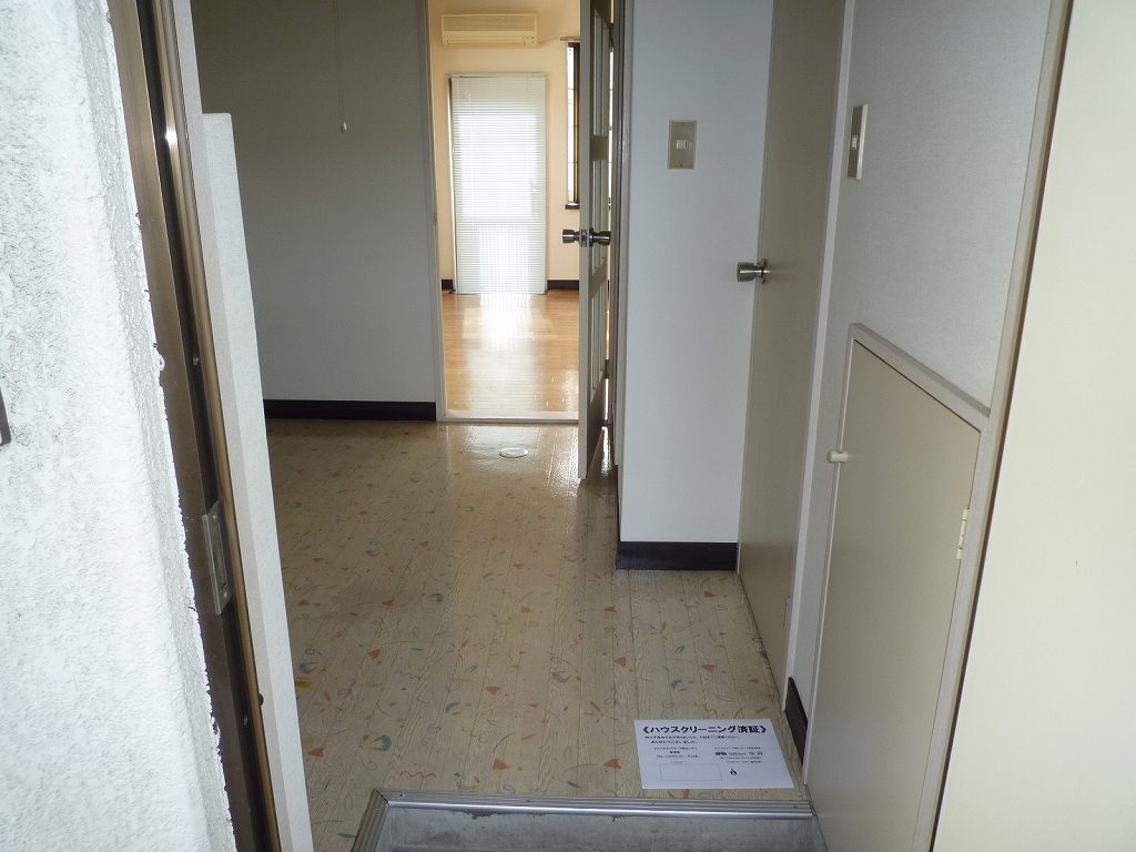 Entrance.  ※ The photograph is a 107, Room