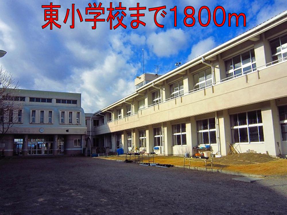 Primary school. 1800m to the east, elementary school (elementary school)