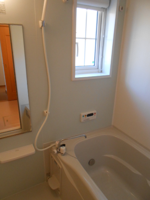 Bath. Tub with add-fired function ・ Bathroom dryer ・ There ventilation lighting window