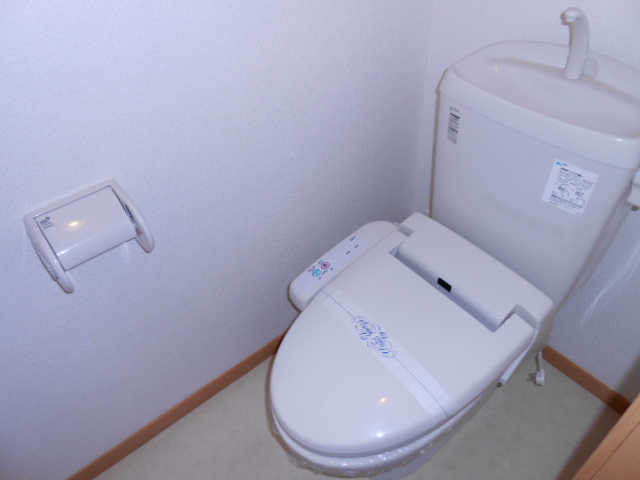 Toilet. Washlet equipped ・ Small storage shelves there