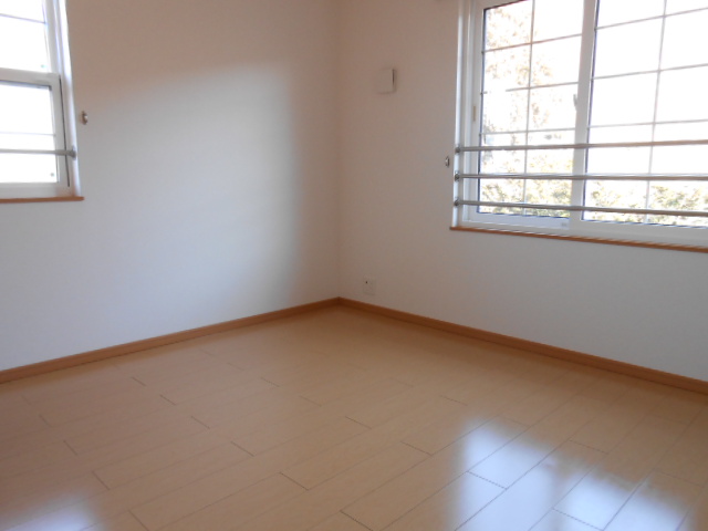 Other room space. North bedroom (Western-style ・ 6.5 tatami mats) ・ There ventilation lighting window on the west side