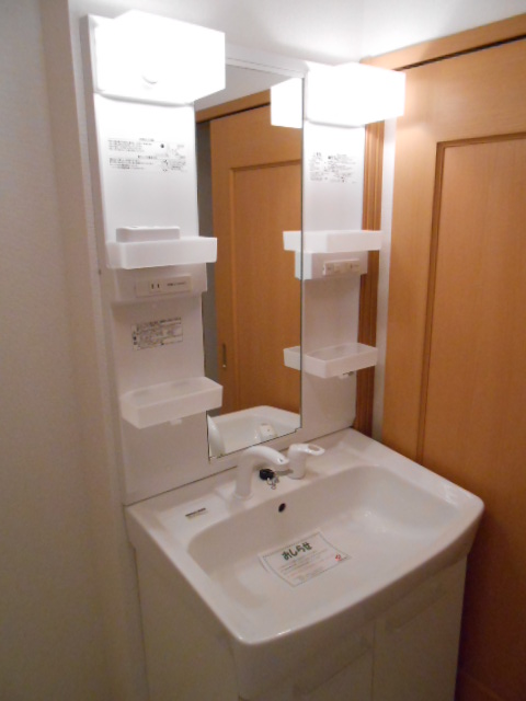 Washroom. Vanity shower ・ Indoor Laundry Area equipped