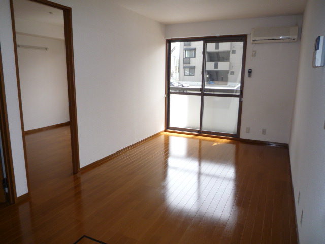 Living and room. The left side is the Western-style 6 Pledge. Right before the TV interphone.