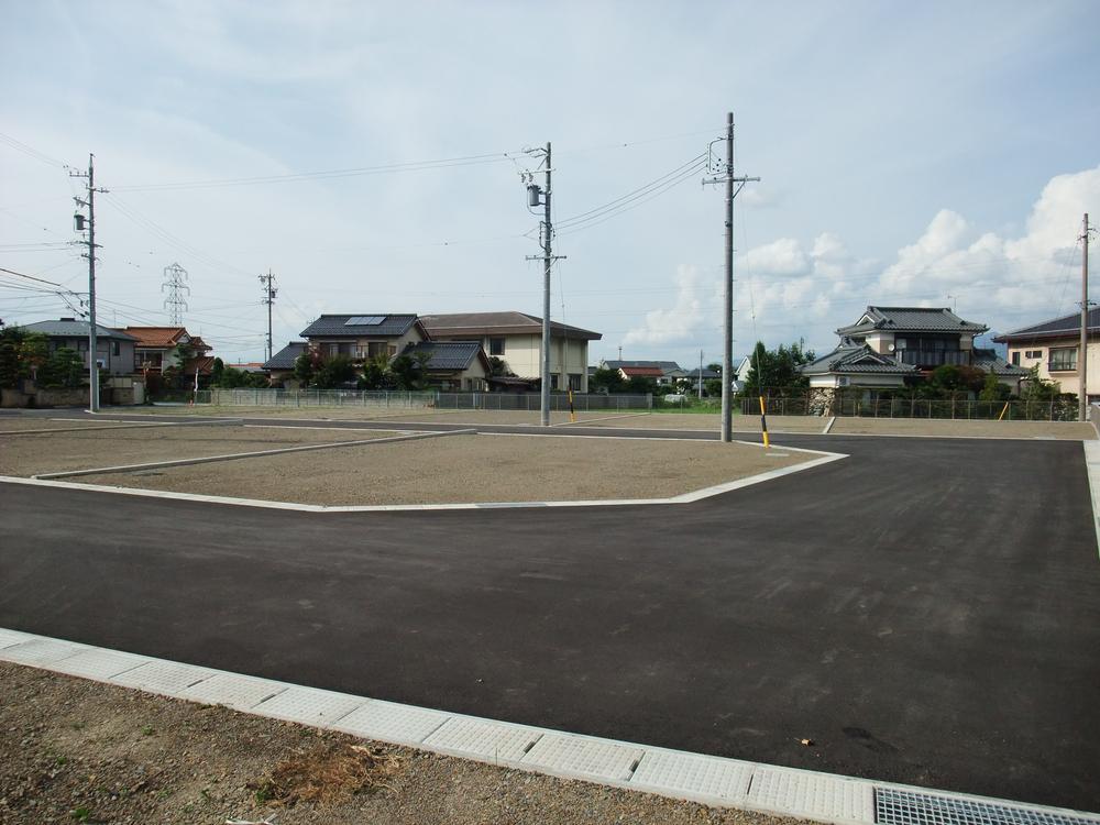 Local photos, including front road. Local (July 2012) shooting Subdivision in the road