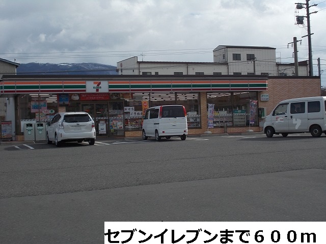 Convenience store. 600m to Seven-Eleven (convenience store)