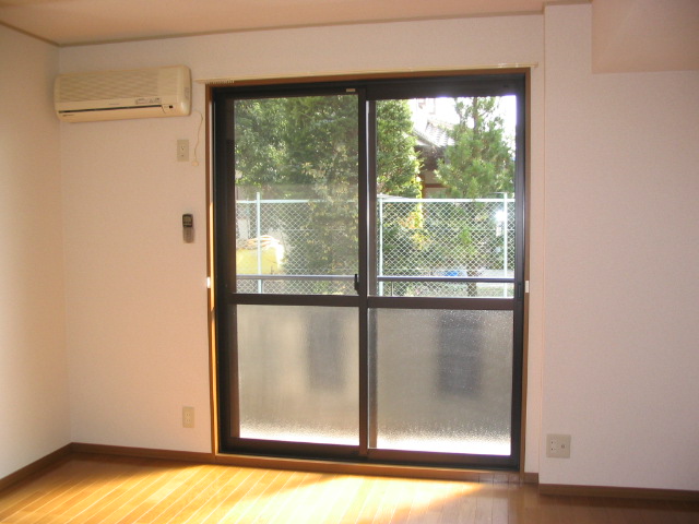 Living and room. The left side is the Western-style 6 Pledge. Right before the TV interphone.