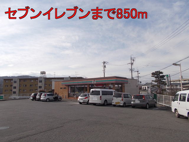 Convenience store. 850m to Seven-Eleven (convenience store)