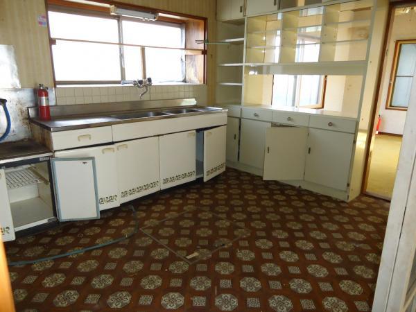 Kitchen. It replaced with a new system Kitchen.  floor, Since the wall also Masu Insect, There will be a bright LDK