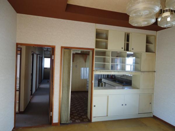 Living. State of the kitchen as seen from the living room. Partition shelf is removed, It will change to navigate easily spacious LDK