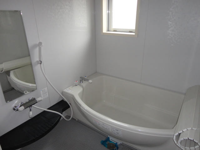 Bath. Spacious bathtub