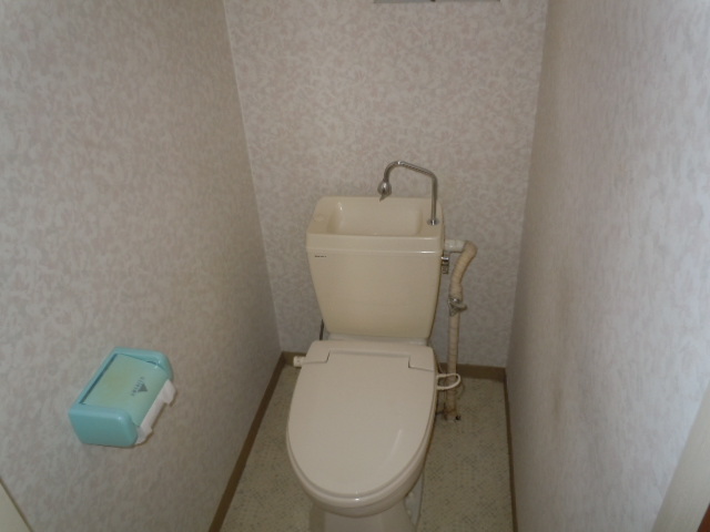 Toilet. Heating toilet seat