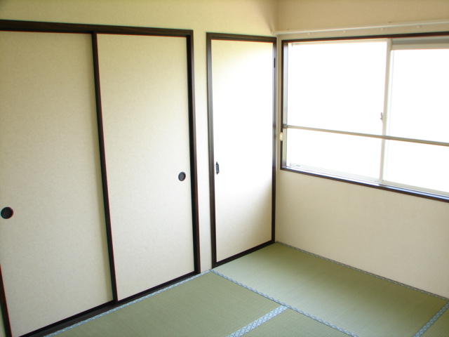 Living and room. Tatami is already re-covering