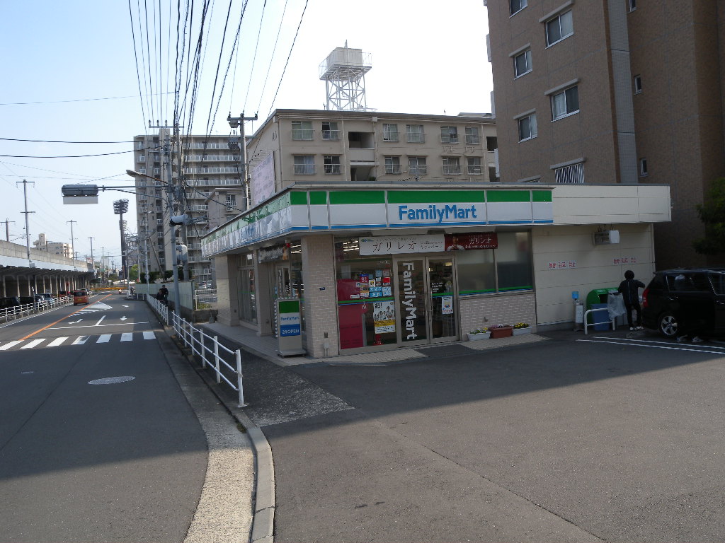 Convenience store. 164m to FamilyMart Large (convenience store)