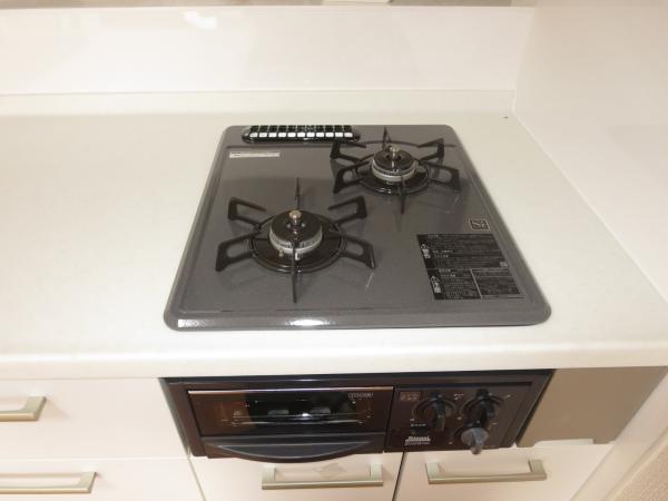 Kitchen. Two-burner stove. Is clean is easy to flat type.