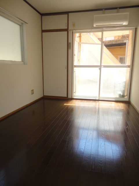 Living and room. Since the corner room is large window ☆