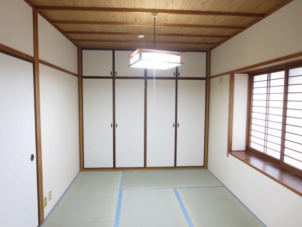 Non-living room. Is a Japanese-style room of 2 between the More
